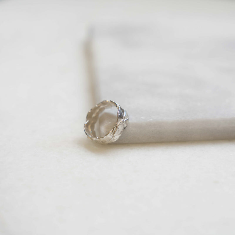 Melanie Pigeaud Caesar ring in sterling zilver gepresenteerd op marmer