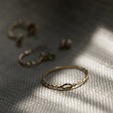 Melanie Pigeaud ring met peridot steen in 9 karaat gepresenteerd op stof